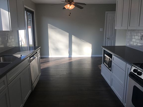 Eat in kitchen: 10 x 20ft