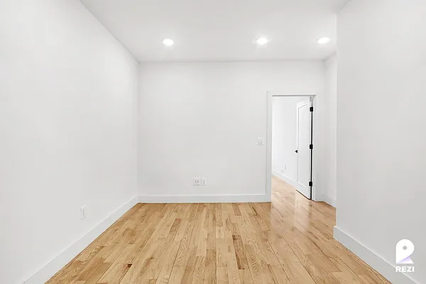 Rented by REZI | media 12