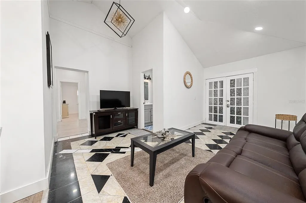 711 Briarcliffe St — Photo 1