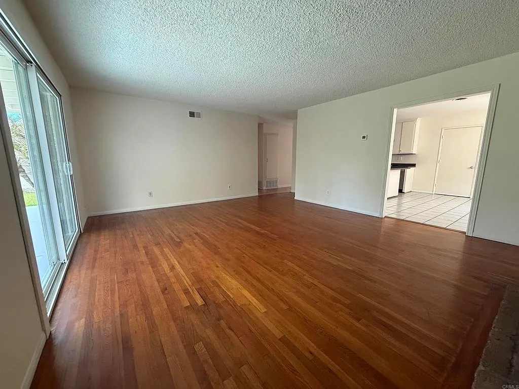 4 bed, 1434 sqft, $4,650 — Photo 3