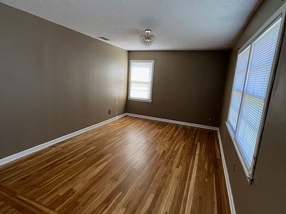 3rd image of 865 Burger St