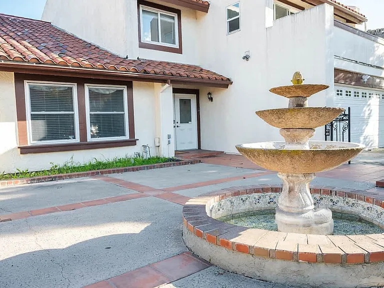 Crest Vista Dr — Photo 3