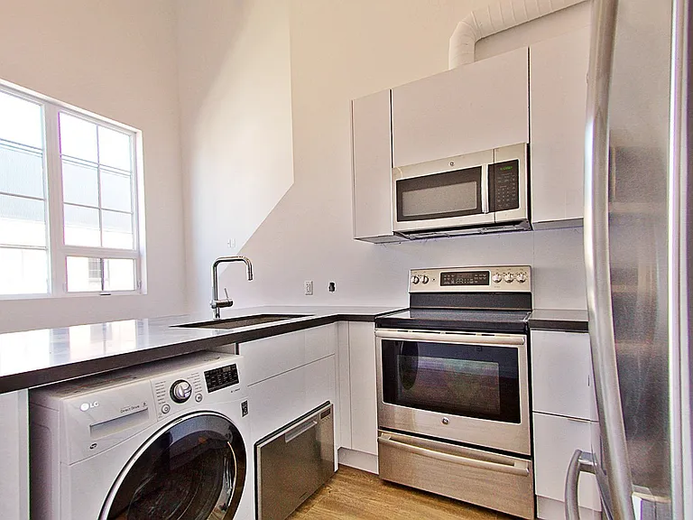 220 Dundurn St S — Photo 28