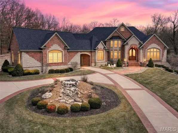 990 Stonecastle Dr, O'Fallon, MO 63366