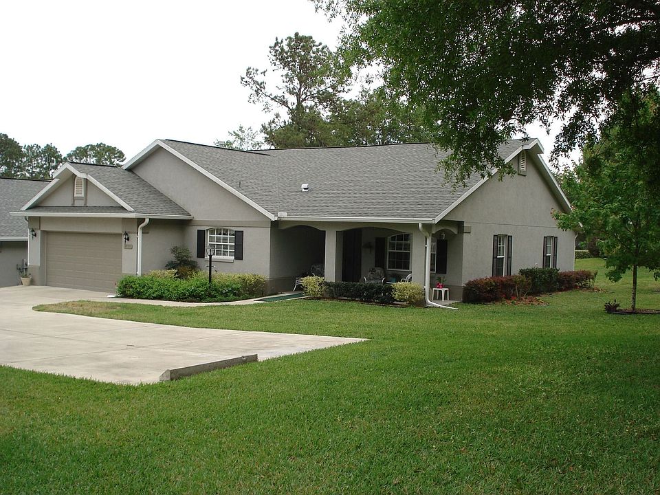 Patio home in golf course community
