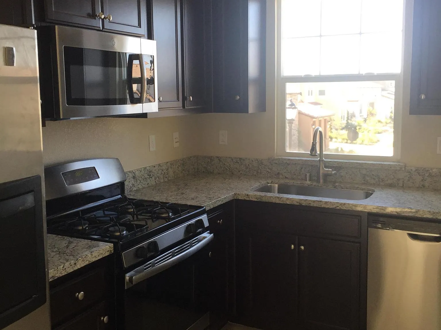 223 E Cara Ct — Photo 2