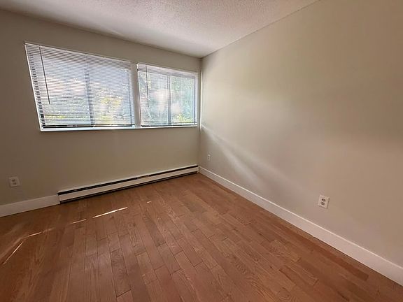 4th image of 559 Sherman Pkwy #10-B