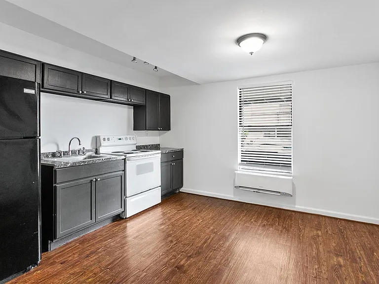 5th Avenue Apartments — Photo 12