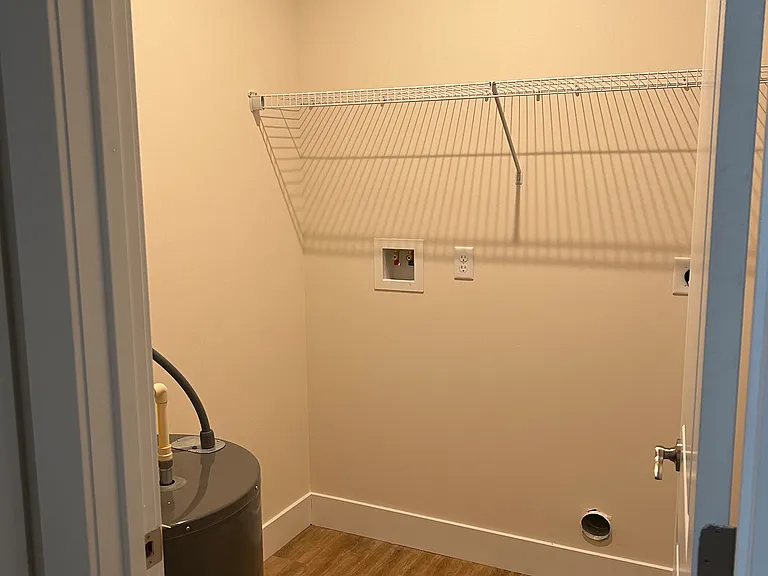 409 Court Yard Ln — Photo 38