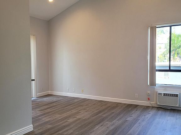 3rd image of 2107 N Beachwood Dr