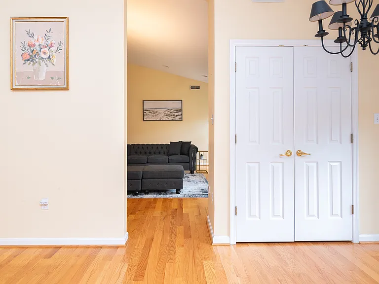 104 Drexel Ct — Photo 16