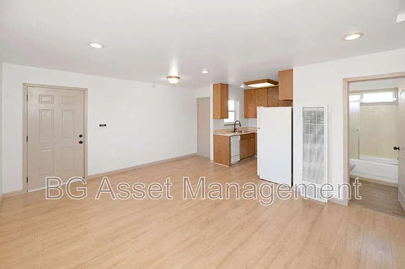 2 bed, 1.0 bath, $1,950 — Photo 2