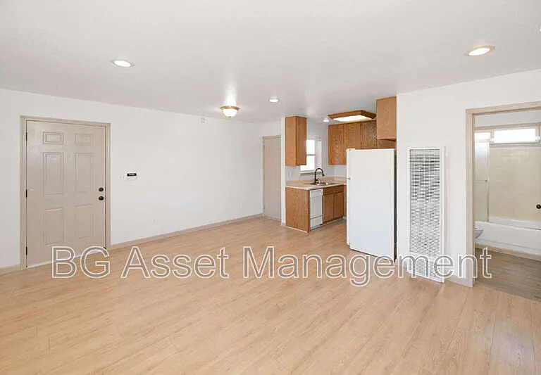 2340 22nd St — Photo 2