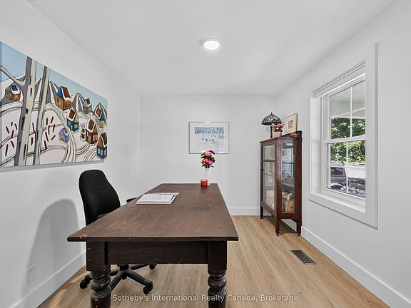 5th image of 131 Bruce St S
