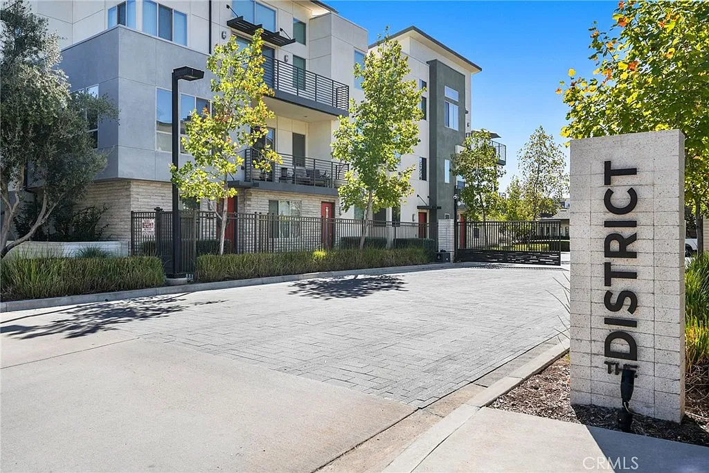 3 bed, 2.5 bath, 1645 sqft, $4,450 — Photo 2