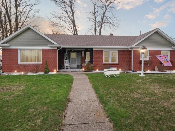 408 S 1st St, Pierceton, IN 46562