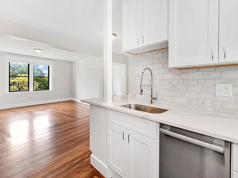 11 Park Dr — Photo 5
