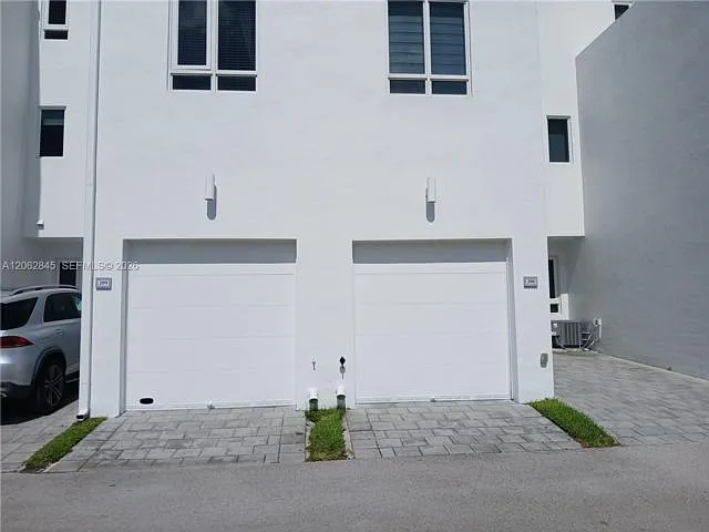3 bed, 2.5 bath, $4,000 — Photo 2