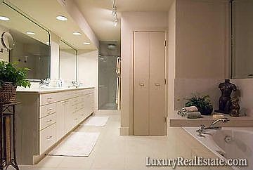 2nd image of 1005 S Shepherd Dr APT 204