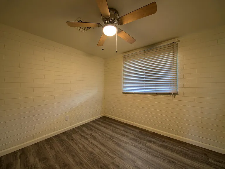 4702 N 48th Ave — Photo 12
