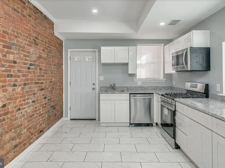 593 Orchard St — Photo 2