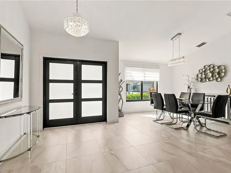 2307 Queens Way — Photo 3