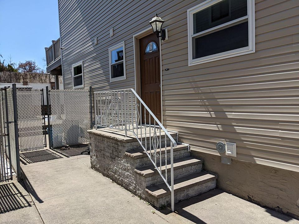 1st image of 526 Travis Ave Floor 1