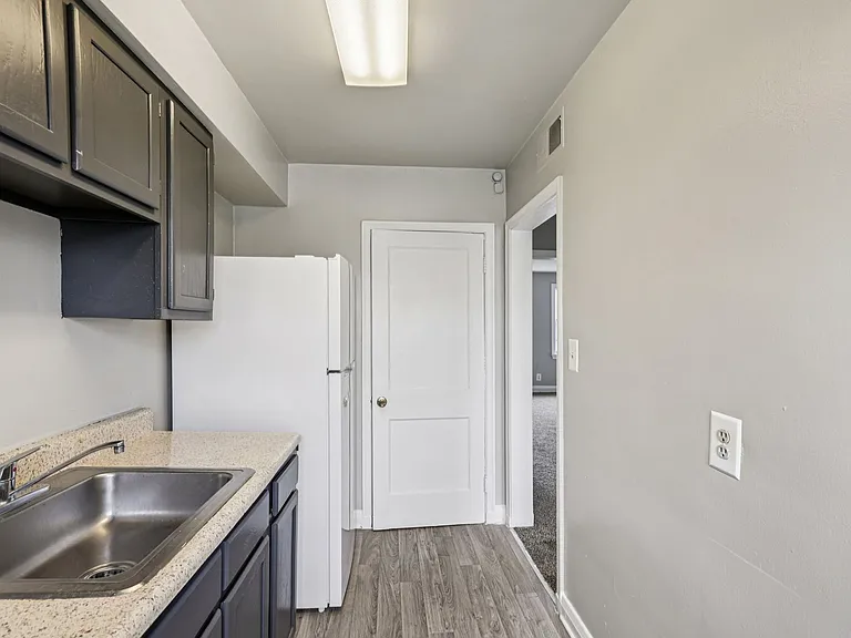 Oaklee Village Apartments — Photo 34