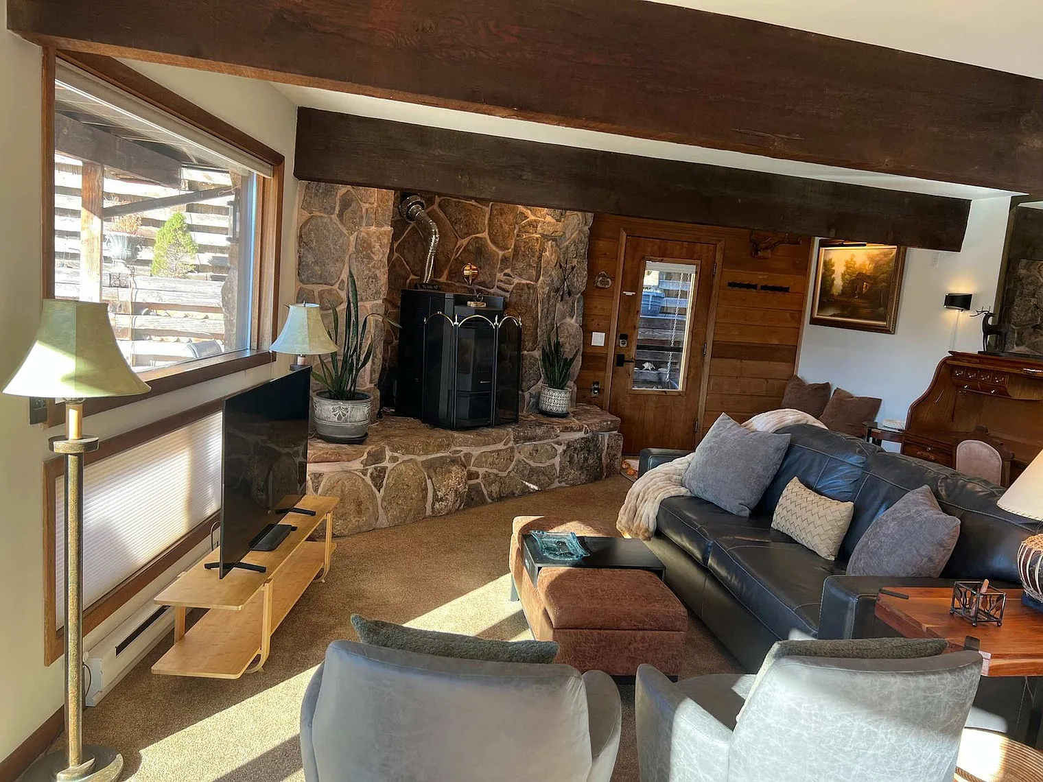 2 bed, 1.0 bath, 1496 sqft, $7,155 — Photo 3
