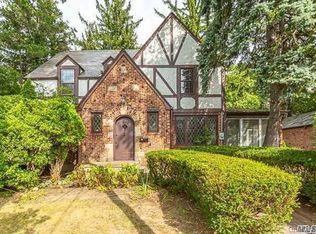 25 Clair St, Great Neck, NY 11021