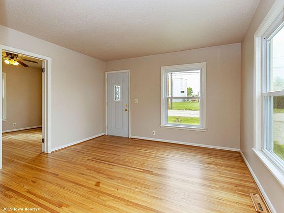 3rd image of 111 E Jasper St
