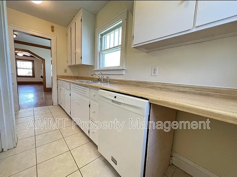 421 19th St NE — Photo 5