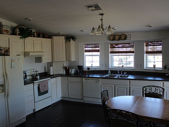 4th image of 233 Worley St