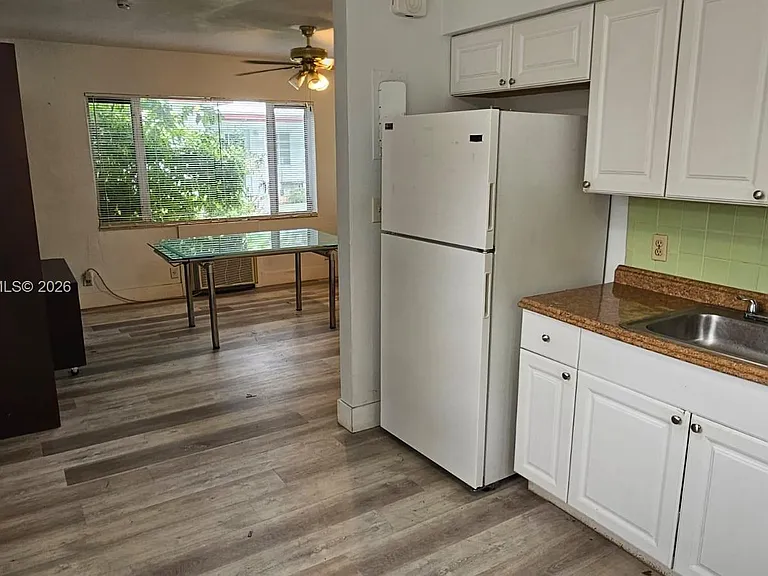 808 NE 10th St #3 — Photo 6