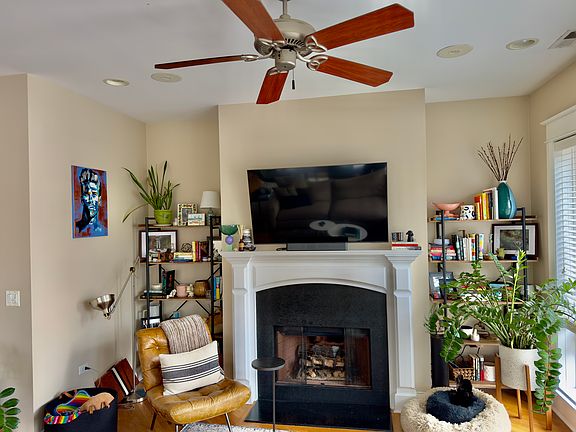 3rd image of 1031 W Belmont Ave #2E