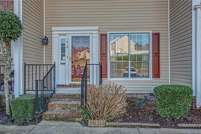 1st image of 1016 Surry Ln