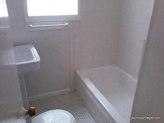 5th image of 420 N Oleander Ave APT 1