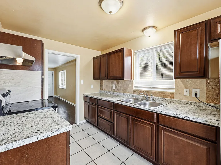 1717 Clinton St — Photo 4