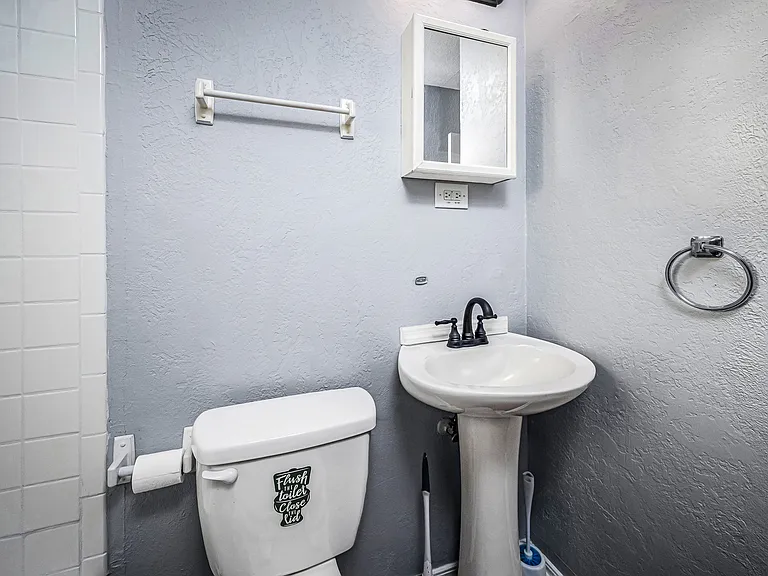709 SW 45th St — Photo 12