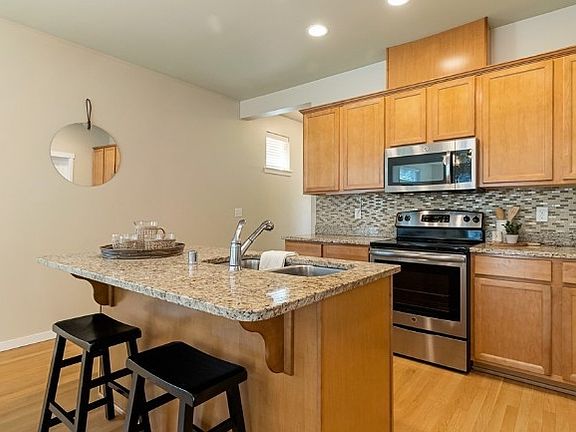 5th image of 4772 Parker St