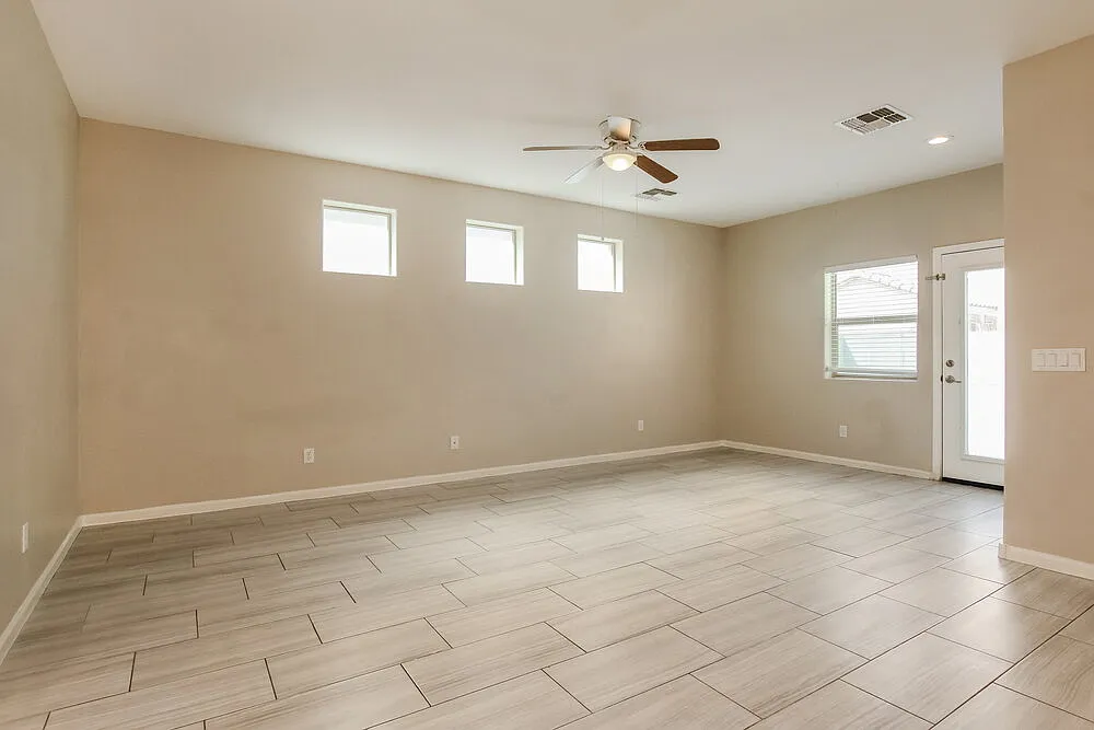3 bed, 2.5 bath, 2079 sqft, $2,025 — Photo 4