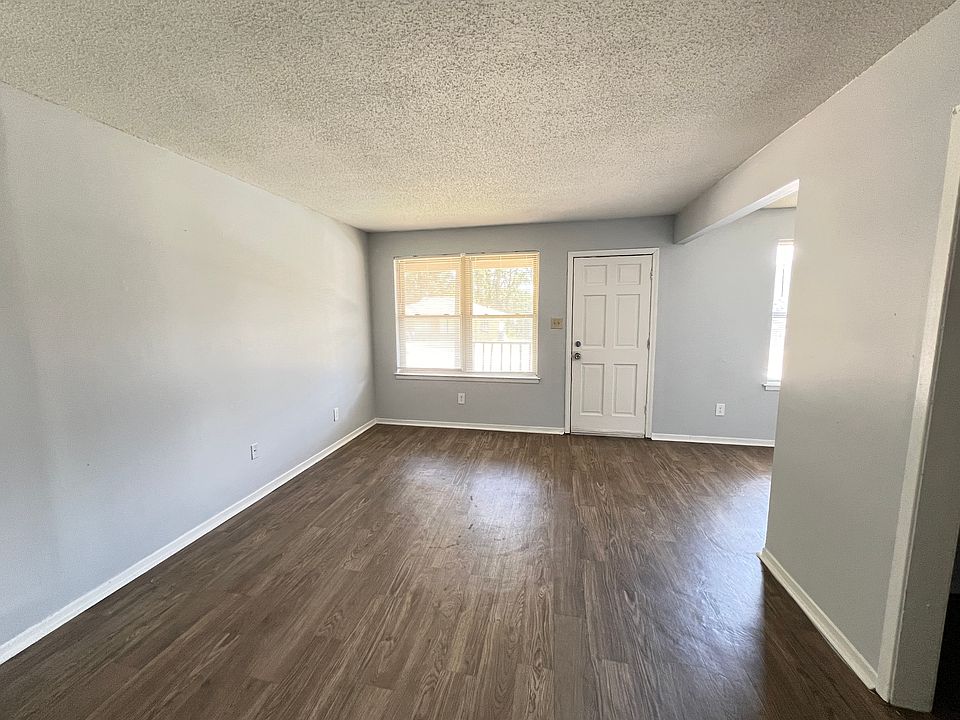 Entryway / living room - photo 2