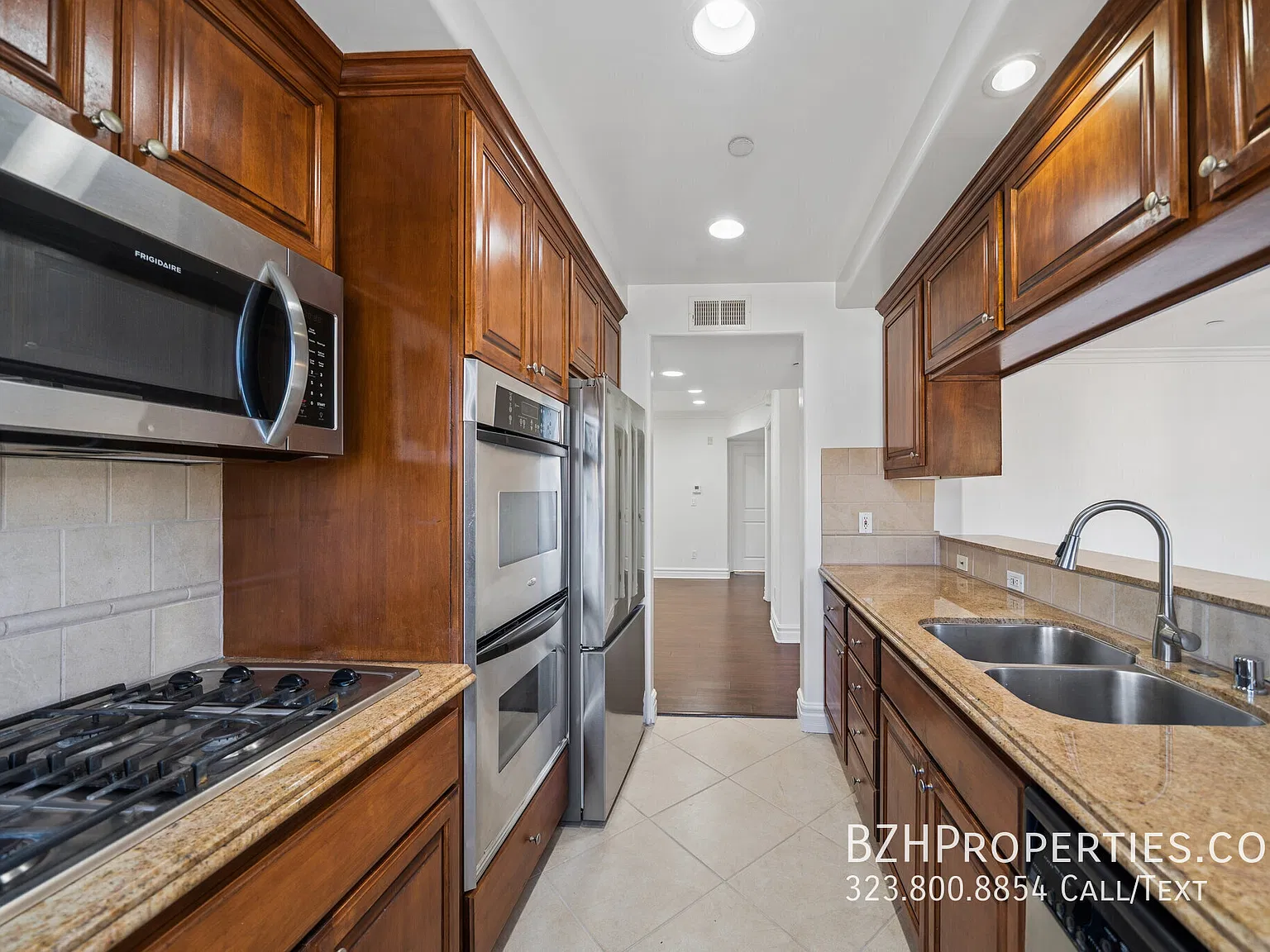 2 Bed + 2.5 Bath in Pico-Robertson with In-Unit Laundry & Tandem Parking — Photo 3