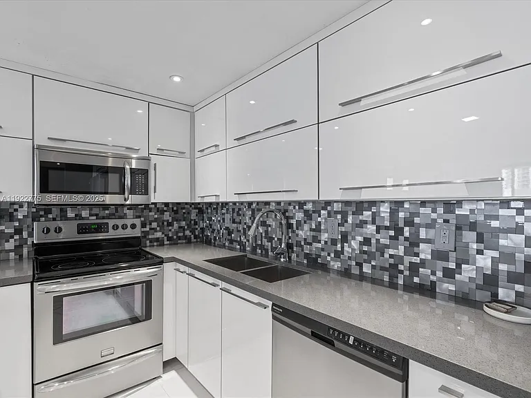 19370 E Collins Ave #627 — Photo 6