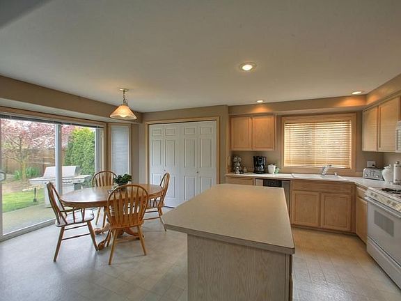 Kitchen w/Eating Space