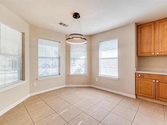 5th image of 903 W Josephine St
