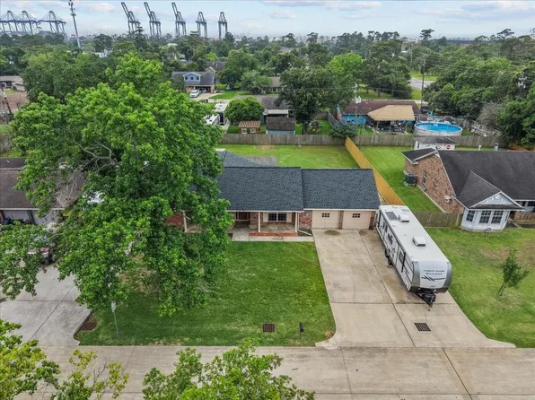 635 Meadowlawn Ave, Shoreacres, TX 77571