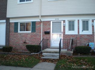 8258 Farnum Cir, Warren, MI 48093