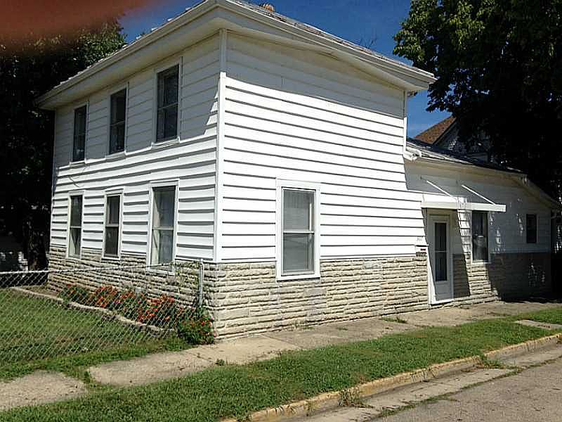 1st image of 327 S 3rd St