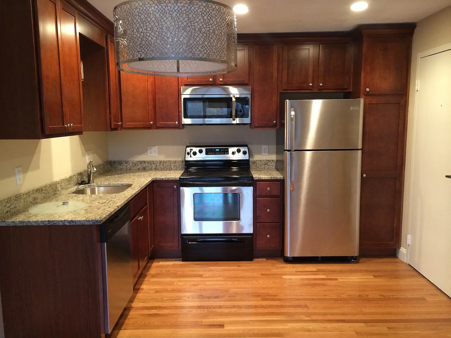 2 bed, 730 sqft, $2,550 — Photo 2